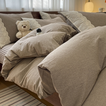 91家纺网 家纺一手货源 找家纺 （总）花漾家居 2025新款全棉色织水洗棉复古花边无印格条被套三件套四件套