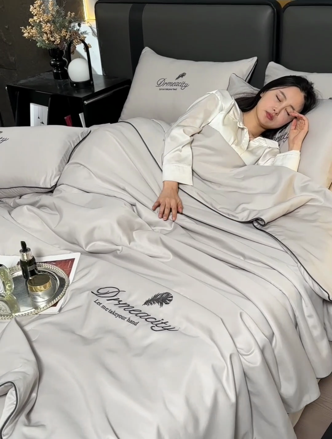 91家纺网 家纺一手货源 找家纺 伊梵居 2025新款水洗真丝刺绣夏被四件套 梦羽-山灰