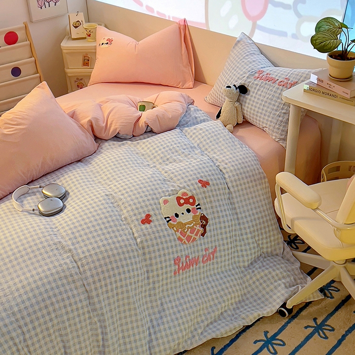 91家纺网 家纺一手货源 找家纺 2025新款专版高克重超萌卡通格子双拼毛巾绣软糯糯水洗棉四件套（场景二） 冰淇淋kt