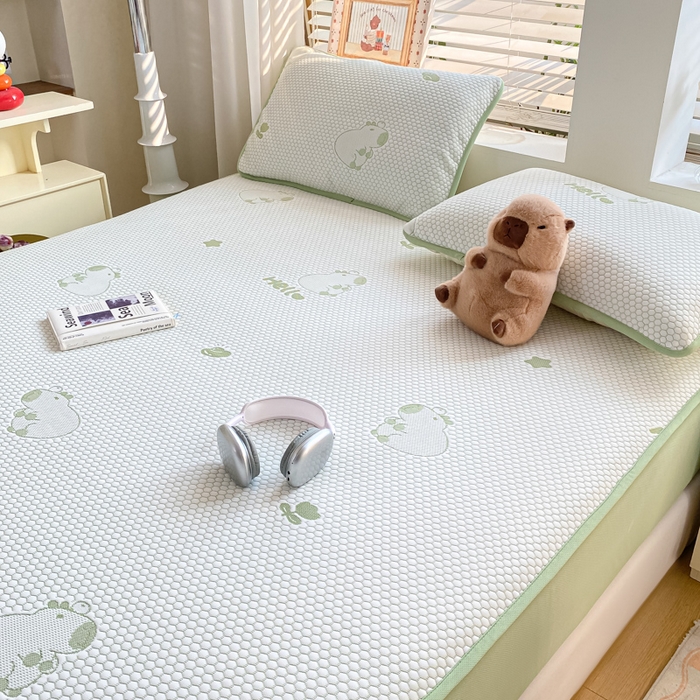 91家纺网 家纺一手货源 找家纺 春寻家纺 2025新款冰豆豆冰丝凉席-卡皮巴拉系列 床笠款-卡皮巴拉-绿