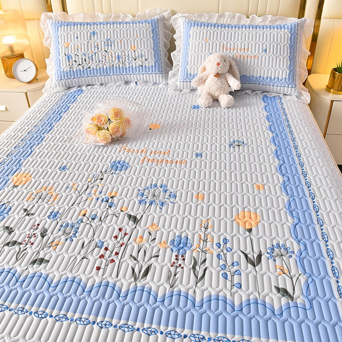 91家纺网 家纺一手货源 找家纺 炫拼家纺 2025新款凉感丝印花床裙款乳胶凉席三件套 夏薇花