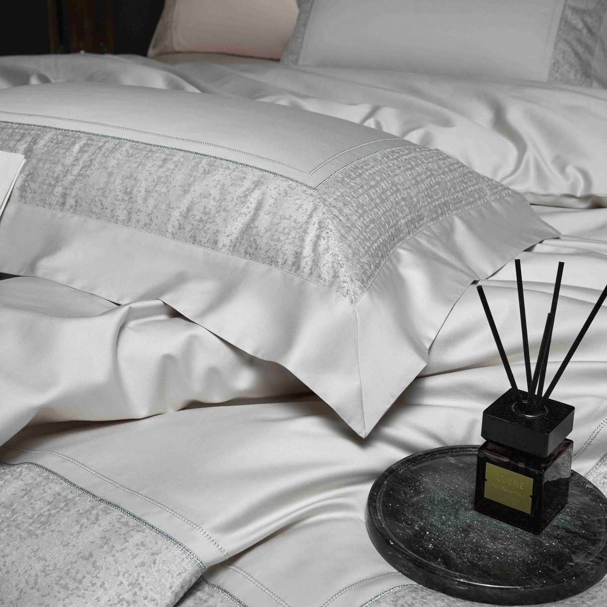 91家纺网 家纺一手货源 找家纺 榻尚家居 2025新款120支长绒棉纯棉贡缎色织提花四件套-香榭丽 香榭丽 灰