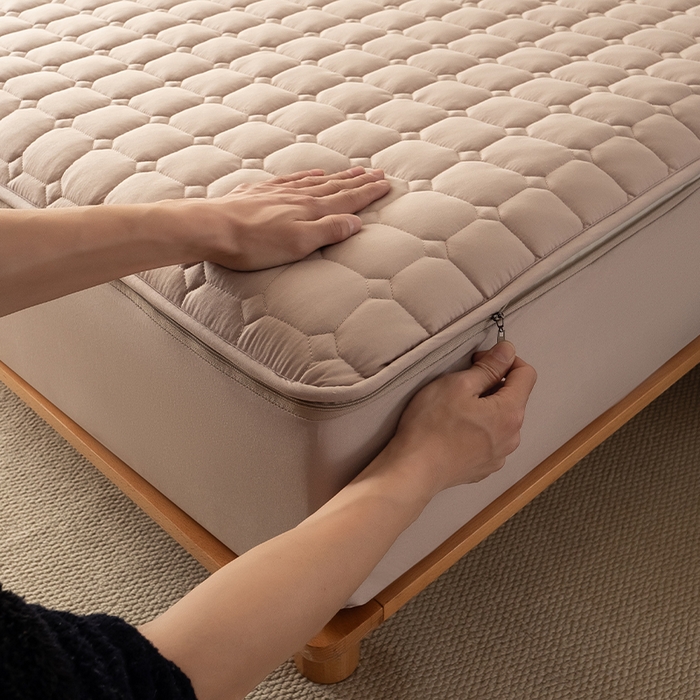 91家纺网 家纺一手货源 找家纺 叠派家纺 2025新款5A抗菌A类夹棉床笠经典款防水款系列 包边款-经典格奶昔驼