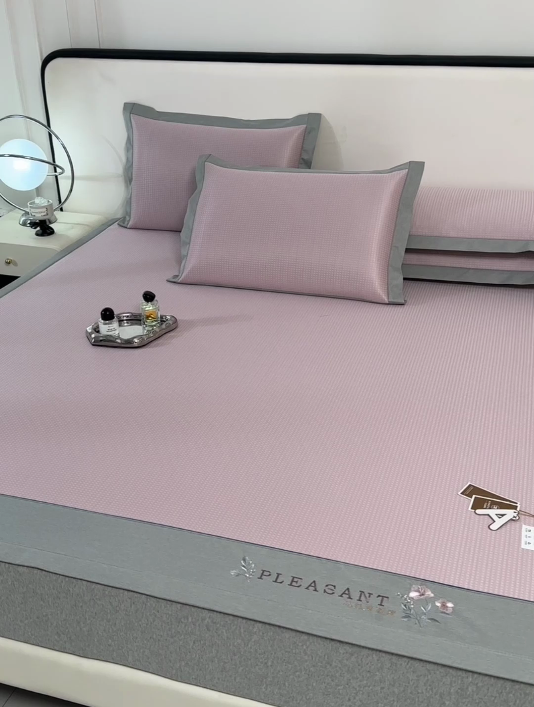 91家纺网 家纺一手货源 找家纺 小牛席业 2025新款华夫格-鲜花清凉冰丝席凉席席子系列 粉色