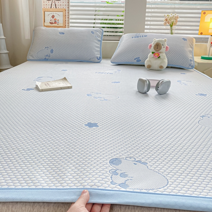 91家纺网 家纺一手货源 找家纺 春寻家纺 2025新款冰豆豆冰丝凉席-卡皮巴拉系列 床单款-卡皮巴拉-蓝