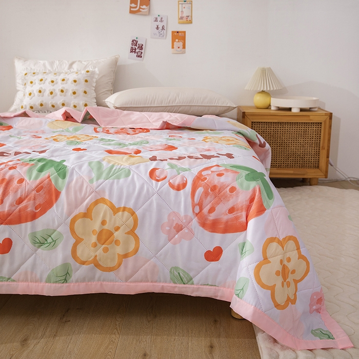 91家纺网 家纺一手货源 找家纺 富艺隆 2025新款超声波亲肤绒夏被夏凉被直播爆款超声波夏被空调被 草莓物语