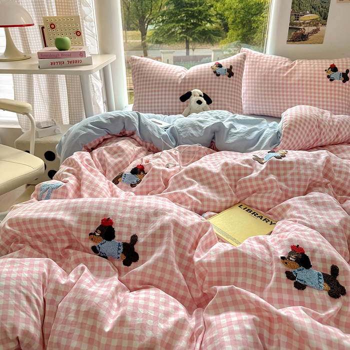 91家纺网 家纺一手货源 找家纺 耀达家居 2025新款A类水洗棉毛巾绣四件套 粉格腊肠狗