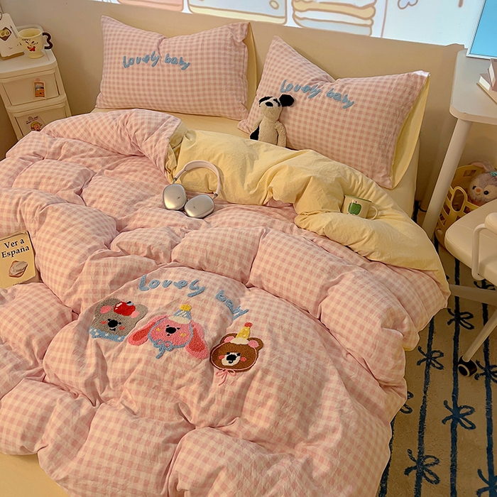 91家纺网 家纺一手货源 找家纺 2025新款专版高克重超萌卡通格子双拼毛巾绣软糯糯水洗棉四件套（场景二） 森林派对