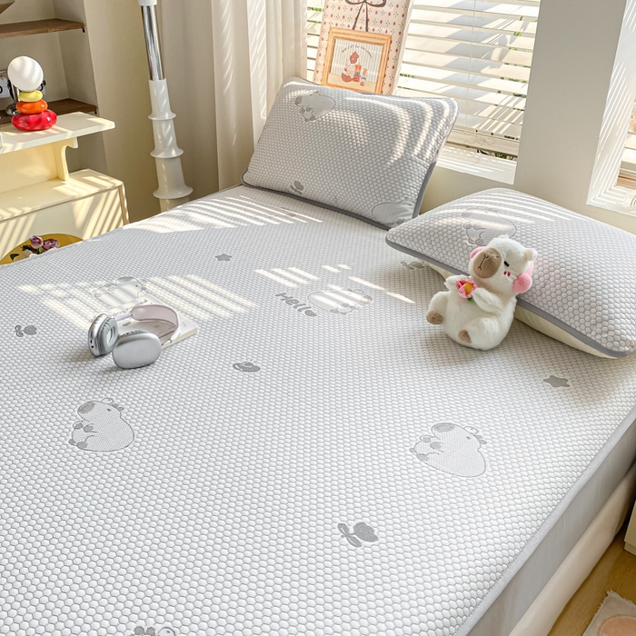 91家纺网 家纺一手货源 找家纺 春寻家纺 2025新款冰豆豆冰丝凉席-卡皮巴拉系列 床笠款-卡皮巴拉-灰