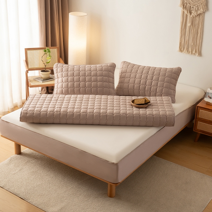 91家纺网 家纺一手货源 找家纺 叠派家纺 2025新款5A抗菌A类夹棉床笠经典款防水款系列 包边款-经典格奶昔驼