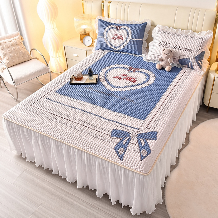 91家纺网 家纺一手货源 找家纺 炫拼家纺 2025新款凉感丝印花床裙款乳胶凉席三件套 倾城之恋