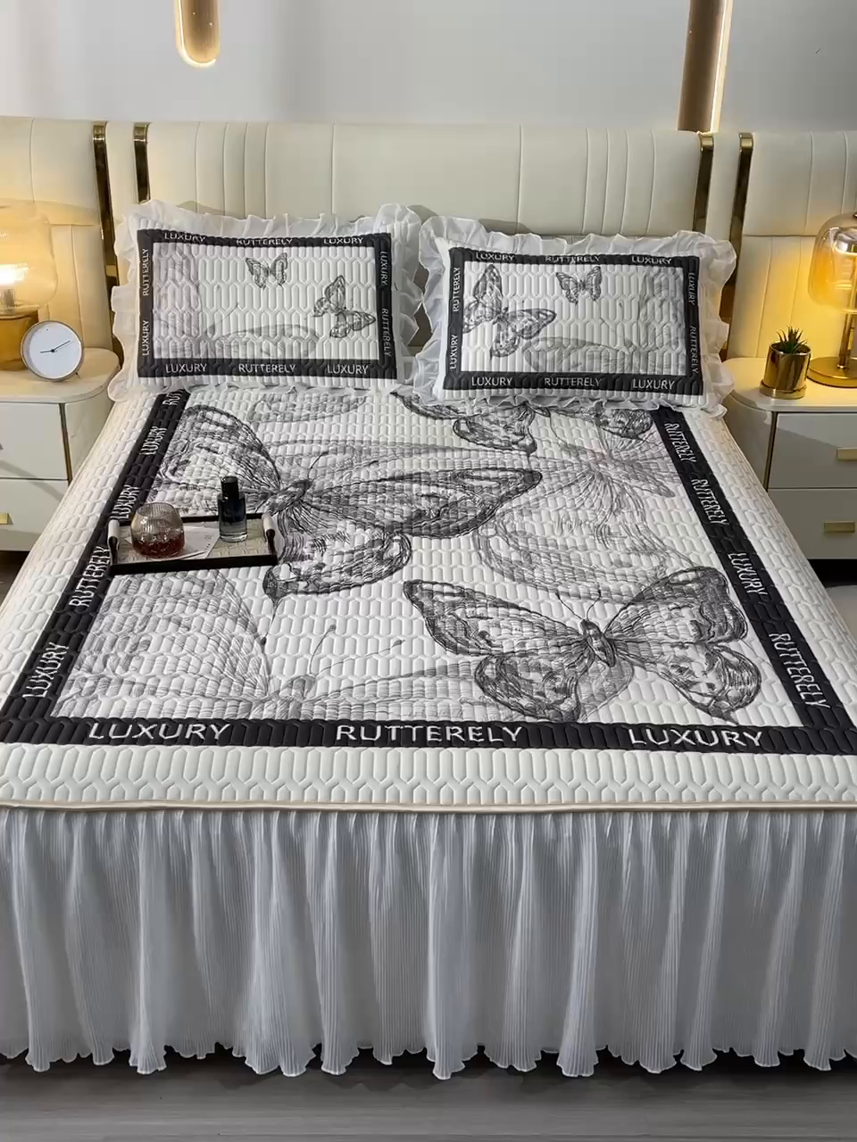 91家纺网 家纺一手货源 找家纺 炫拼家纺 2025新款凉感丝印花床裙款乳胶凉席三件套 梦幻蝶