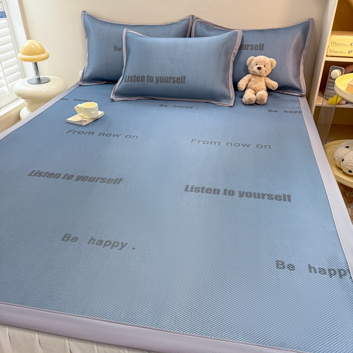 91家纺网 家纺一手货源 找家纺 2025新款懒猫600D数码印花冰藤凉席 简约生活