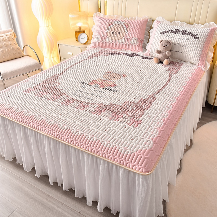 91家纺网 家纺一手货源 找家纺 炫拼家纺 2025新款凉感丝印花床裙款乳胶凉席三件套 爱丽丝小熊