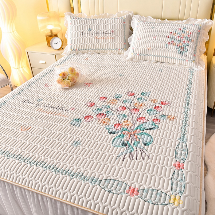 91家纺网 家纺一手货源 找家纺 炫拼家纺 2025新款凉感丝印花床裙款乳胶凉席三件套 蓝铃花