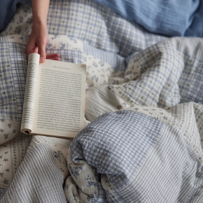 91家纺网 家纺一手货源 找家纺 安莱生活 2025新款全棉精梳棉双层纱绉纱数码印花夏凉被 百家布-蓝  夏被