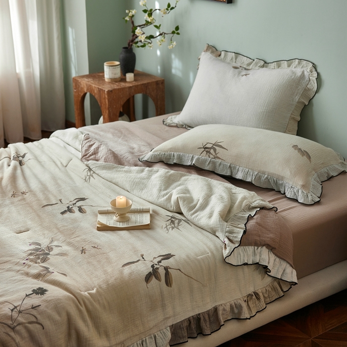 91家纺网 家纺一手货源 找家纺 安莱生活 2025新款全棉精梳棉双层纱绉纱数码印花夏凉被 烟雨江南-咖  夏被