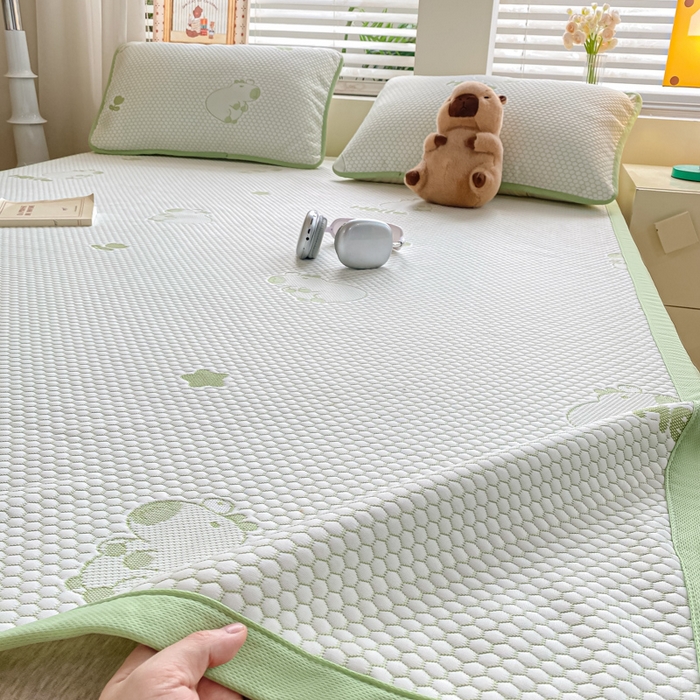 91家纺网 家纺一手货源 找家纺 春寻家纺 2025新款冰豆豆冰丝凉席-卡皮巴拉系列 床单款-卡皮巴拉-绿