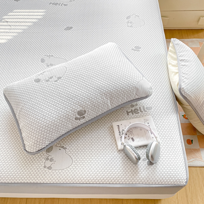 91家纺网 家纺一手货源 找家纺 春寻家纺 2025新款冰豆豆冰丝凉席-卡皮巴拉系列 床笠款-卡皮巴拉-灰