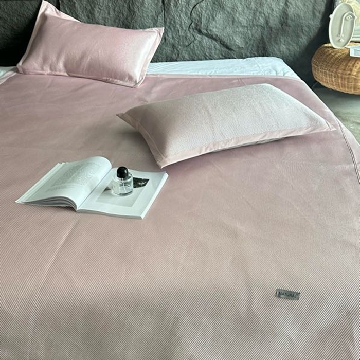 91家纺网 家纺一手货源 找家纺 美丽坊 2025新款轻奢三明治冰藤抗菌凉席三件套 卡曼粉