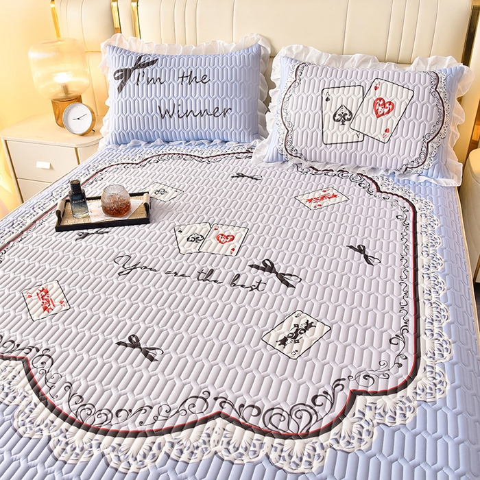 91家纺网 家纺一手货源 找家纺 炫拼家纺 2025新款凉感丝印花床裙款乳胶凉席三件套 雅典娜