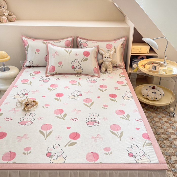 91家纺网 家纺一手货源 找家纺 2025新款懒猫600D数码印花冰藤凉席 花朵粉兔