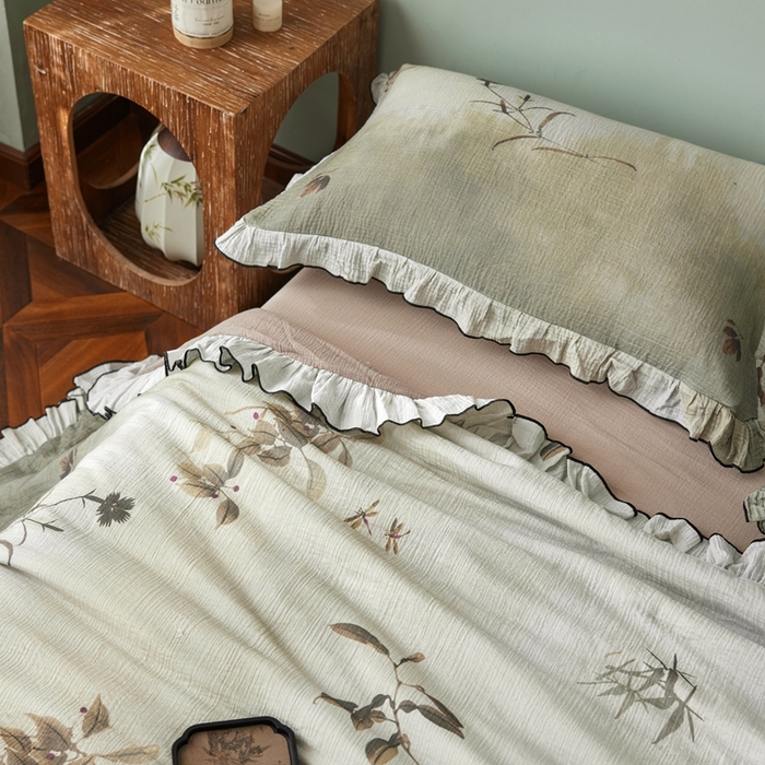 91家纺网 家纺一手货源 找家纺 安莱生活 2025新款全棉精梳棉双层纱绉纱数码印花夏凉被 烟雨江南-绿  夏被