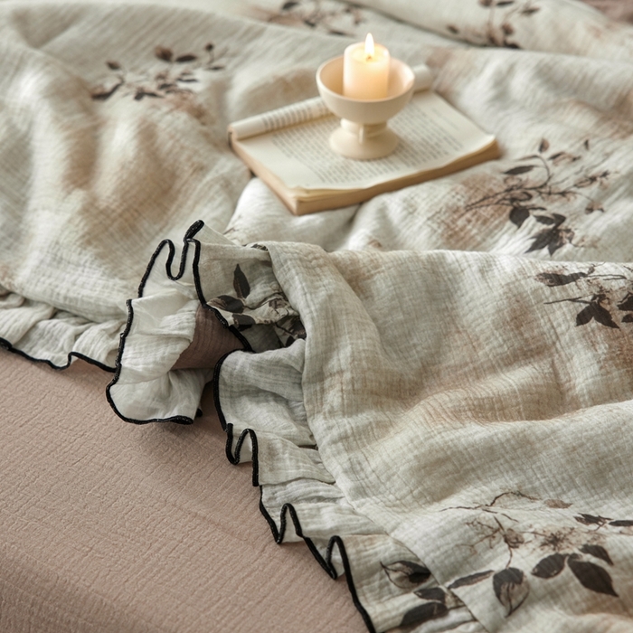 91家纺网 家纺一手货源 找家纺 安莱生活 2025新款全棉精梳棉双层纱绉纱数码印花夏凉被 云屿间-咖  夏被