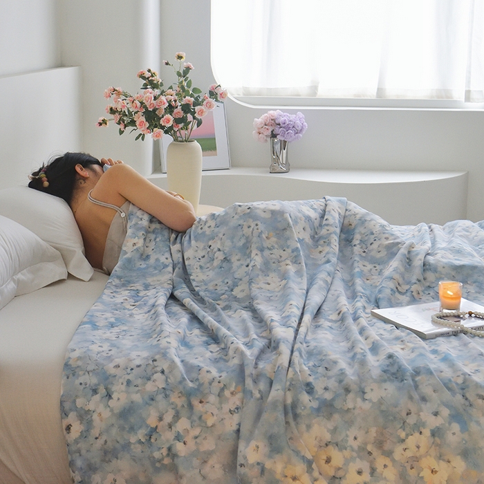 91家纺网 家纺一手货源 找家纺 梦恬佳 2025新款印花凉感丝夏凉被 桃花源绿