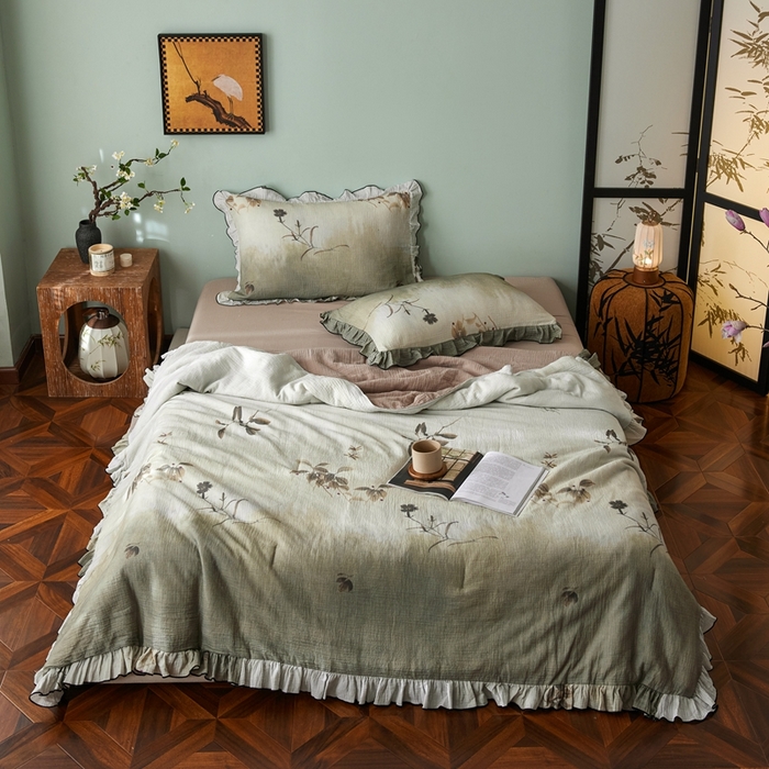 91家纺网 家纺一手货源 找家纺 安莱生活 2025新款全棉精梳棉双层纱绉纱数码印花夏凉被 烟雨江南-绿  夏被