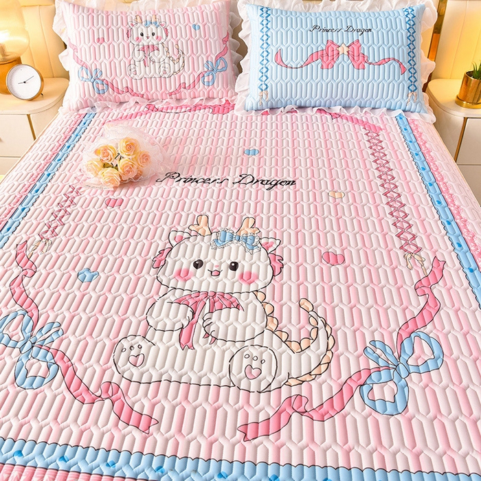 91家纺网 家纺一手货源 找家纺 炫拼家纺 2025新款凉感丝印花床裙款乳胶凉席三件套 美美龙