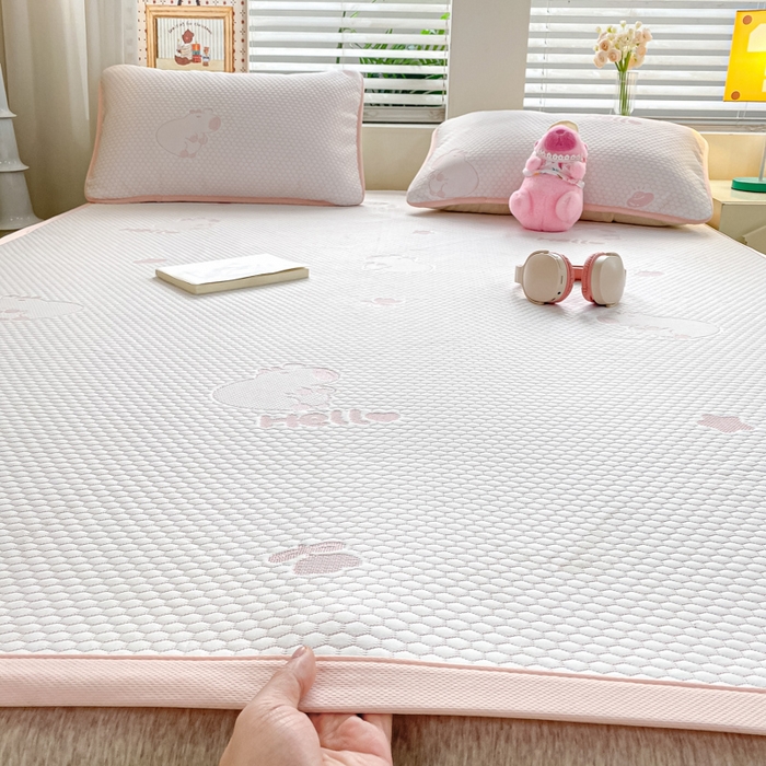 91家纺网 家纺一手货源 找家纺 春寻家纺 2025新款冰豆豆冰丝凉席-卡皮巴拉系列 床单款-卡皮巴拉-粉