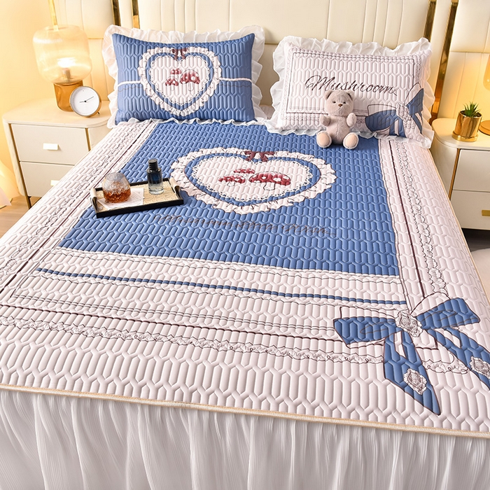 91家纺网 家纺一手货源 找家纺 炫拼家纺 2025新款凉感丝印花床裙款乳胶凉席三件套 倾城之恋