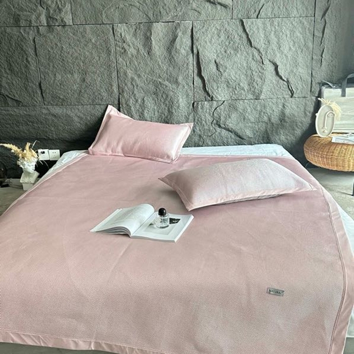 91家纺网 家纺一手货源 找家纺 美丽坊 2025新款轻奢三明治冰藤抗菌凉席三件套 卡曼粉