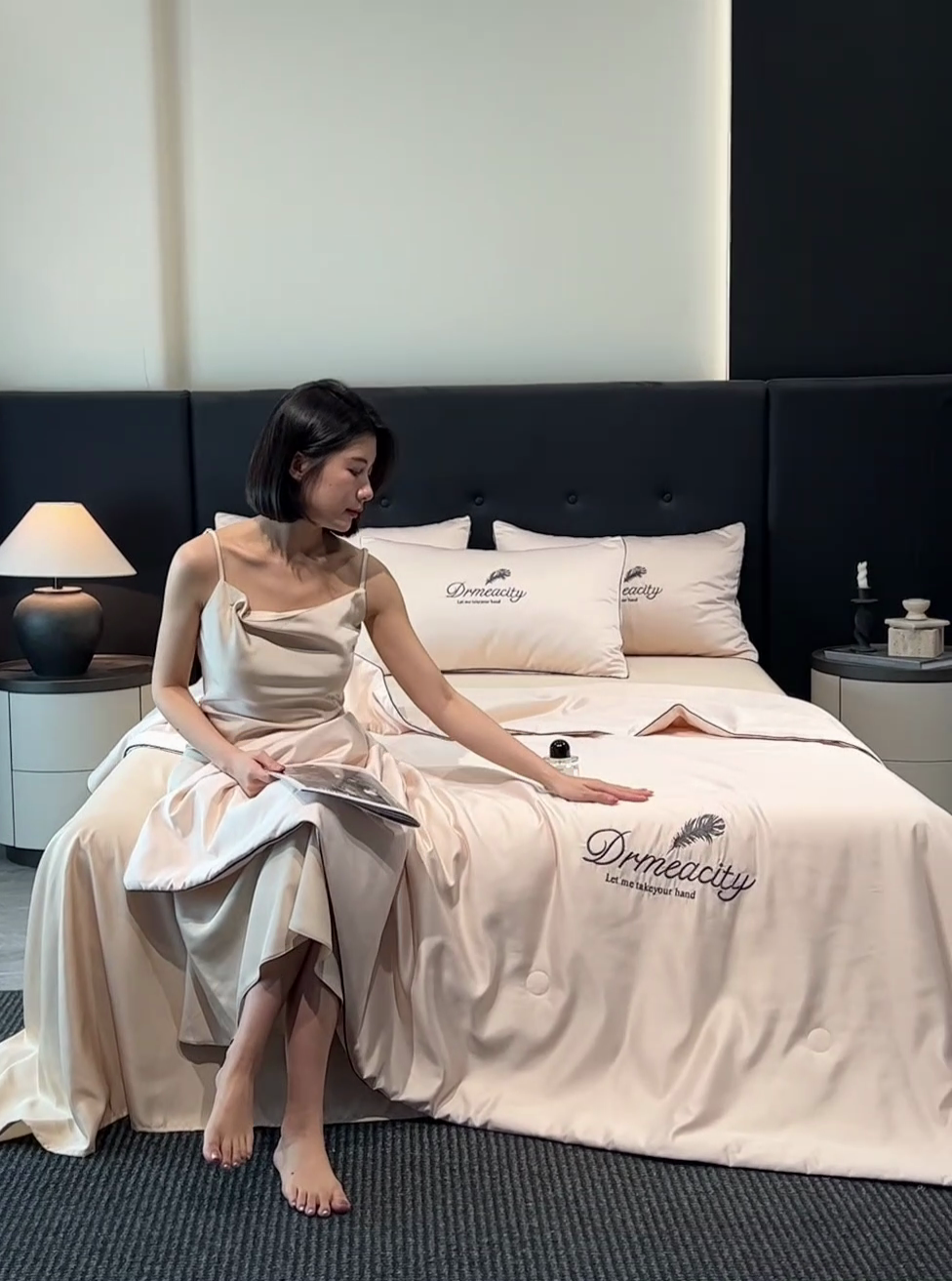 91家纺网 家纺一手货源 找家纺 伊梵居 2025新款水洗真丝刺绣夏被四件套 梦羽-卡其