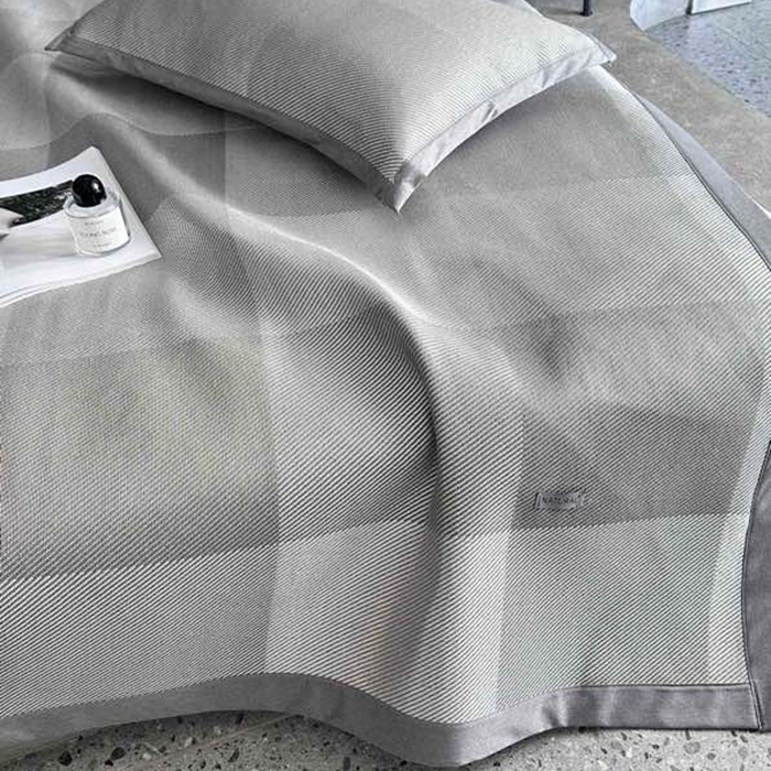 91家纺网 家纺一手货源 找家纺 美丽坊 2025新款轻奢三明治冰藤抗菌凉席三件套 绅士灰