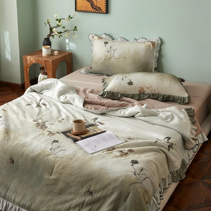 91家纺网 家纺一手货源 找家纺 安莱生活 2025新款全棉精梳棉双层纱绉纱数码印花夏凉被 烟雨江南-绿  夏被