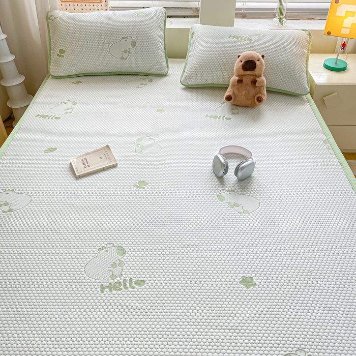 91家纺网 家纺一手货源 找家纺 春寻家纺 2025新款冰豆豆冰丝凉席-卡皮巴拉系列 床单款-卡皮巴拉-绿