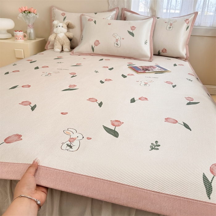 91家纺网 家纺一手货源 找家纺 2025新款懒猫600D数码印花冰藤凉席 花田小兔