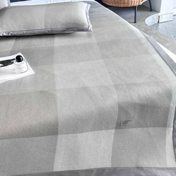 91家纺网 家纺一手货源 找家纺 美丽坊 2025新款轻奢三明治冰藤抗菌凉席三件套 绅士灰