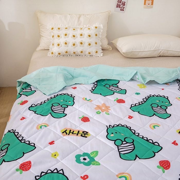 91家纺网 家纺一手货源 找家纺 富艺隆 2025新款超声波亲肤绒夏被夏凉被直播爆款超声波夏被空调被 萌萌小恐龙