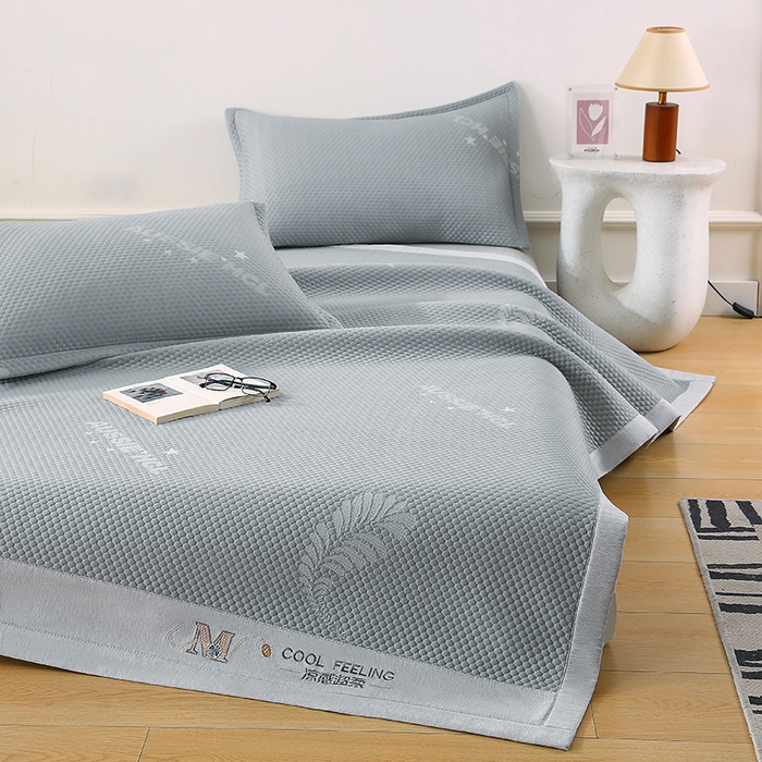 91家纺网 家纺一手货源 找家纺 尚品凤凰 2025新款小清新凉感超柔冰豆席凉席平铺款床笠款 飘羽-灰