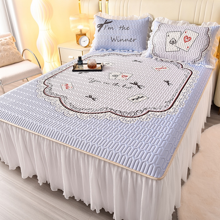 91家纺网 家纺一手货源 找家纺 炫拼家纺 2025新款凉感丝印花床裙款乳胶凉席三件套 雅典娜