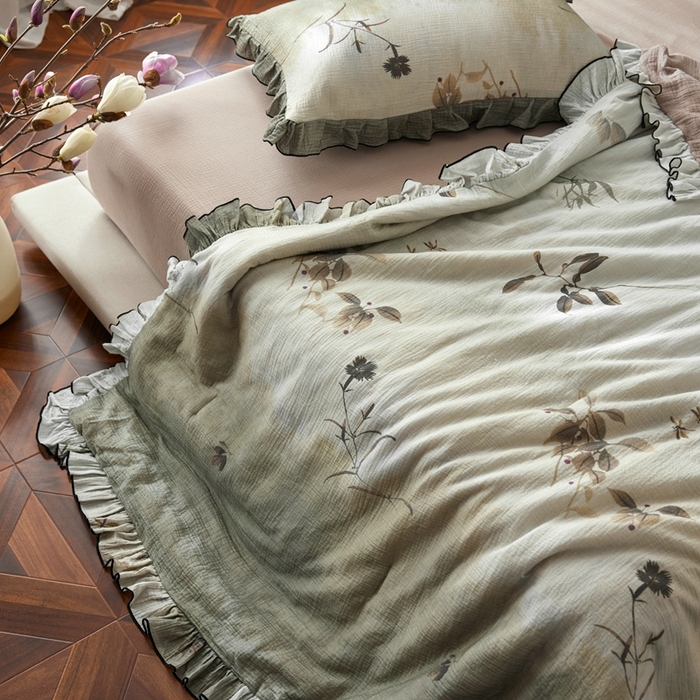 91家纺网 家纺一手货源 找家纺 安莱生活 2025新款全棉精梳棉双层纱绉纱数码印花夏凉被 烟雨江南-绿  夏被