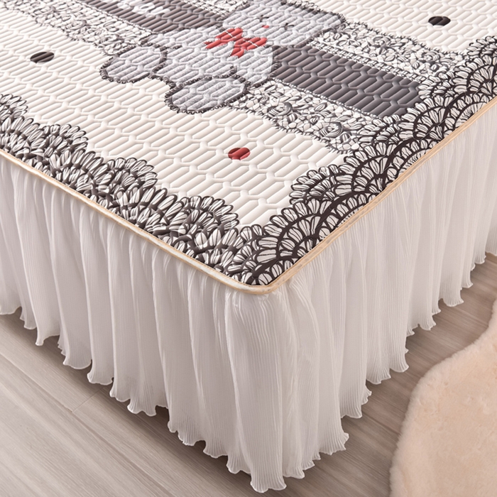 91家纺网 家纺一手货源 找家纺 炫拼家纺 2025新款凉感丝印花床裙款乳胶凉席三件套 黛莎