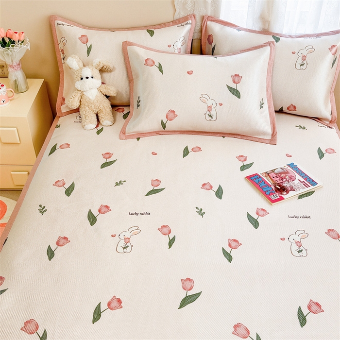 91家纺网 家纺一手货源 找家纺 2025新款懒猫600D数码印花冰藤凉席 花田小兔