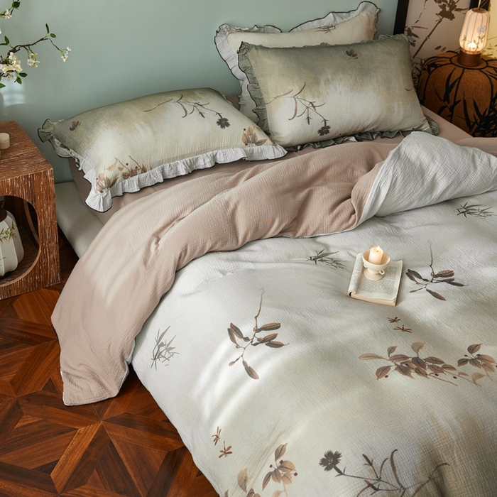 91家纺网 家纺一手货源 找家纺 安莱生活 2025新款全棉精梳棉双层纱绉纱数码印花四件套 烟雨江南-绿