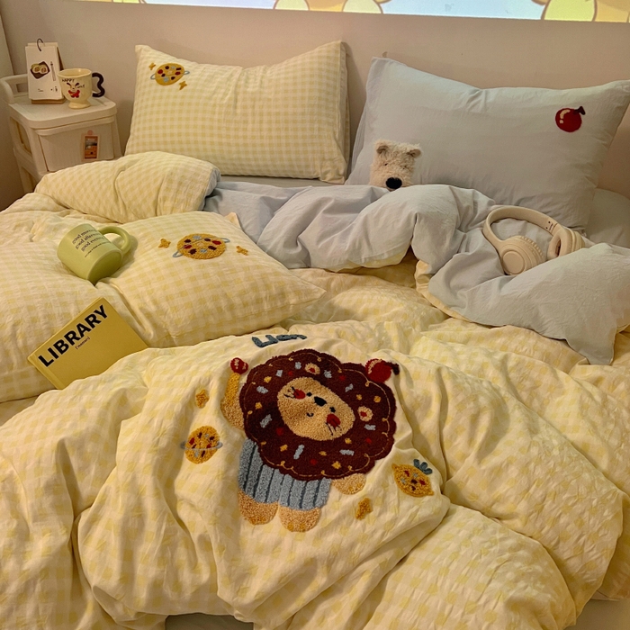 91家纺网 家纺一手货源 找家纺 2025新款专版高克重超萌卡通格子双拼毛巾绣软糯糯水洗棉四件套（场景二） 狮子饼干