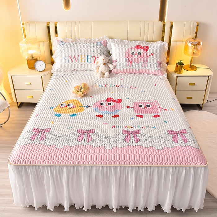 91家纺网 家纺一手货源 找家纺 炫拼家纺 2025新款凉感丝印花床裙款乳胶凉席三件套 甜心派