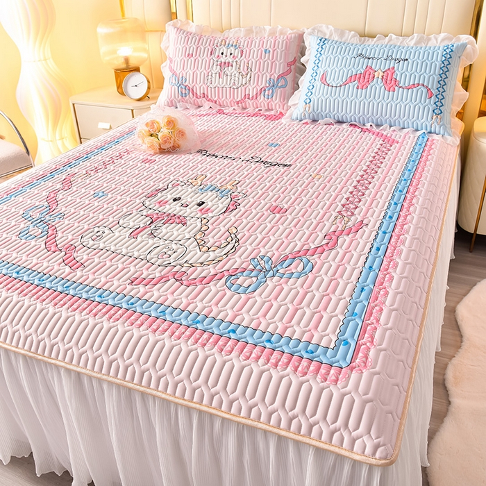 91家纺网 家纺一手货源 找家纺 炫拼家纺 2025新款凉感丝印花床裙款乳胶凉席三件套 美美龙